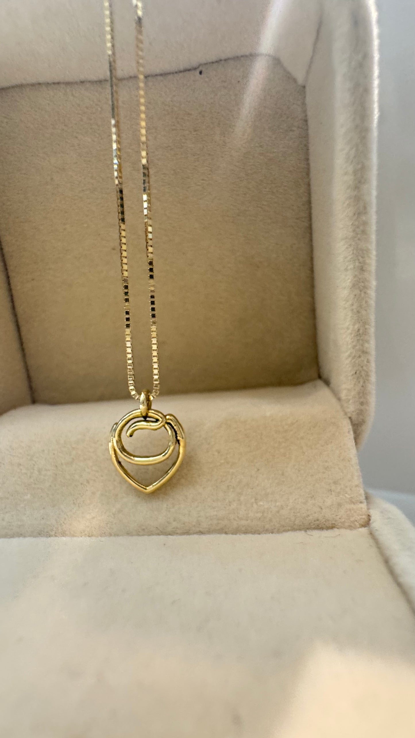 Ciondolo tortellino stilizzato