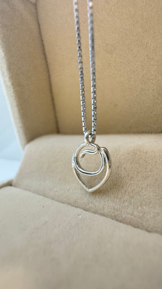 Ciondolo tortellino stilizzato