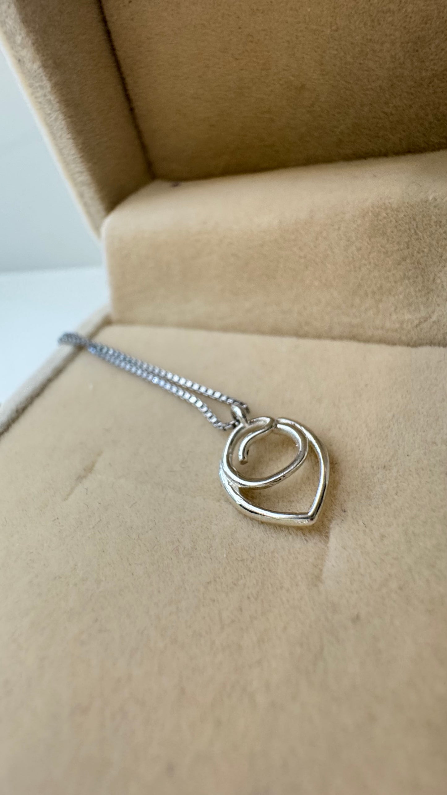 Ciondolo tortellino stilizzato