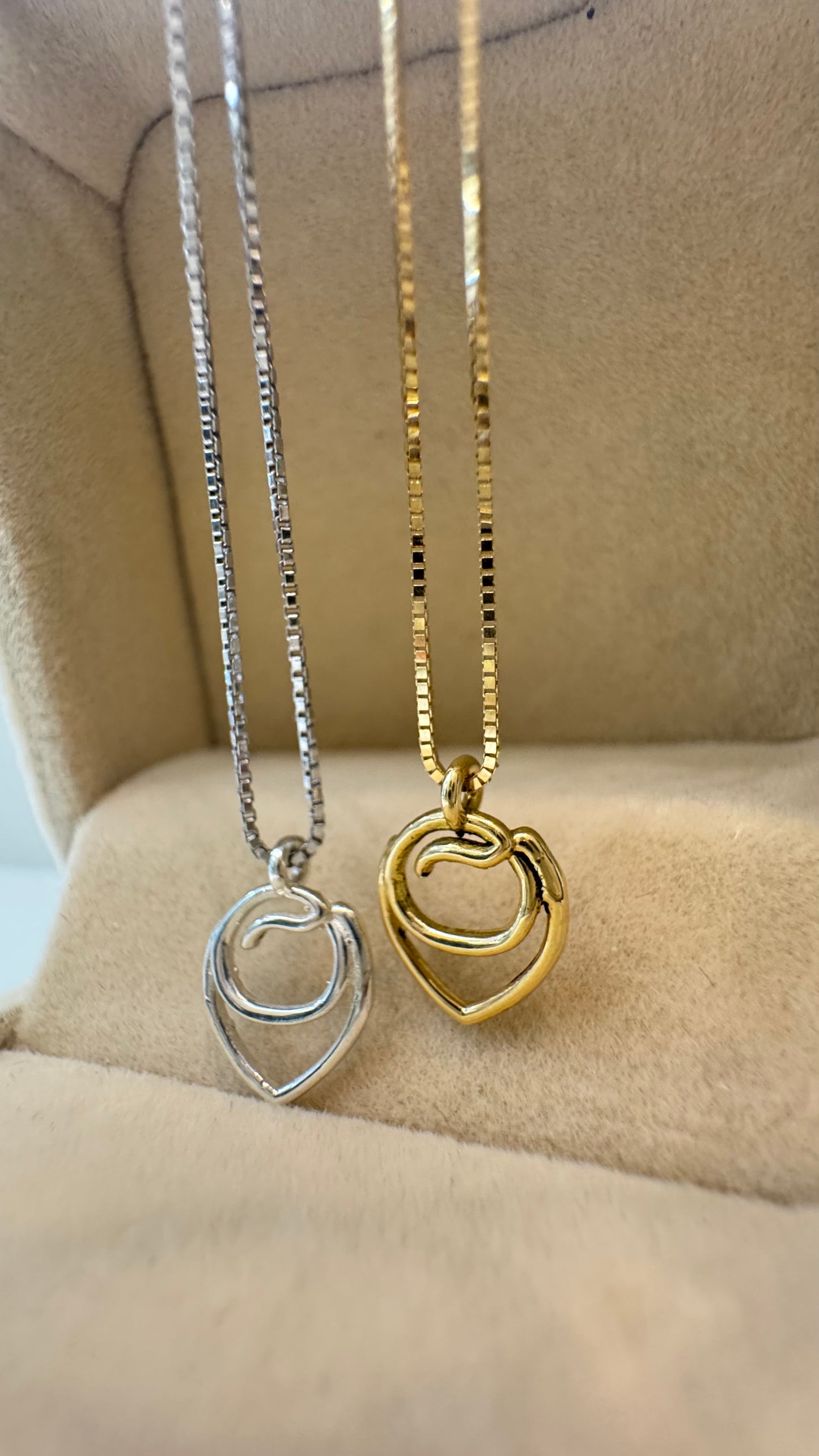 Ciondolo tortellino stilizzato